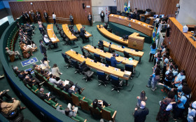 BRASILIANAS | Perfil dos candidatos &agrave; C&acirc;mara Legislativa em 2026 revela disputa mais enxuta e concentra&ccedil;&atilde;o et&aacute;ria
