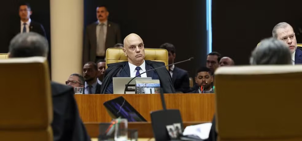 Moraes e Mendon&ccedil;a batem boca durante sess&atilde;o tensa no STF