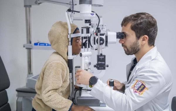 Hospital do olho realiza avalia&ccedil;&atilde;o em alunos da rede municipal