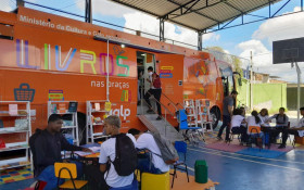 CORREIO CULTURAL: Fliduc recebe &ocirc;nibus-biblioteca