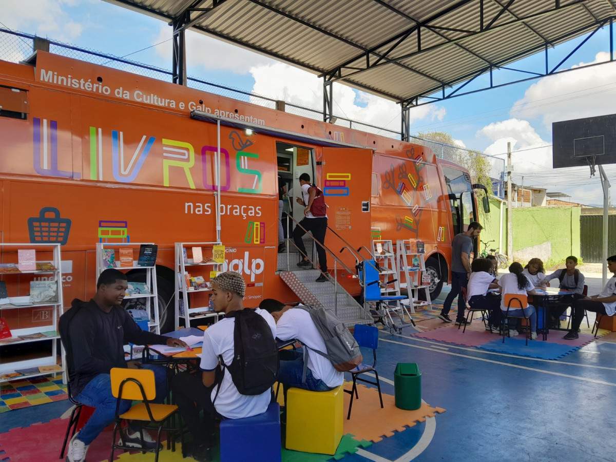 CORREIO CULTURAL: Fliduc recebe &ocirc;nibus‑biblioteca