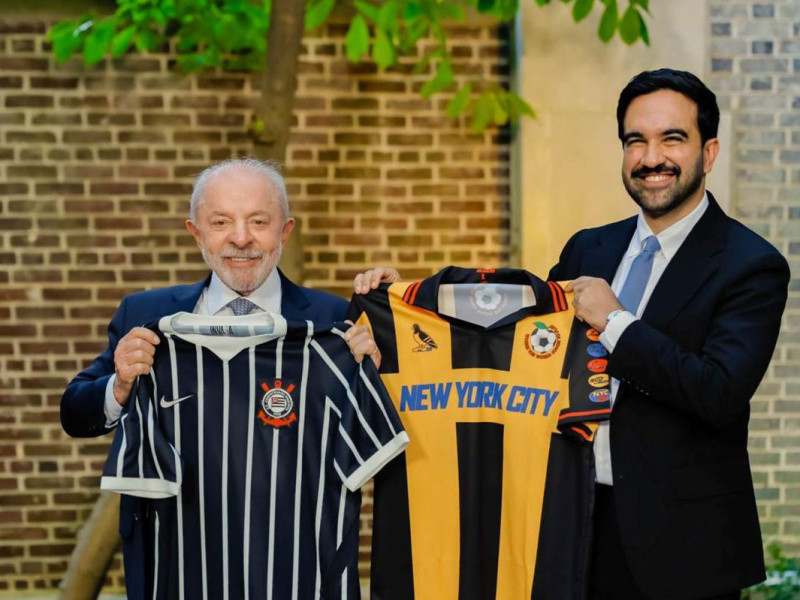 Lula presenteia prefeito de Nova York com a camisa do Corinthians