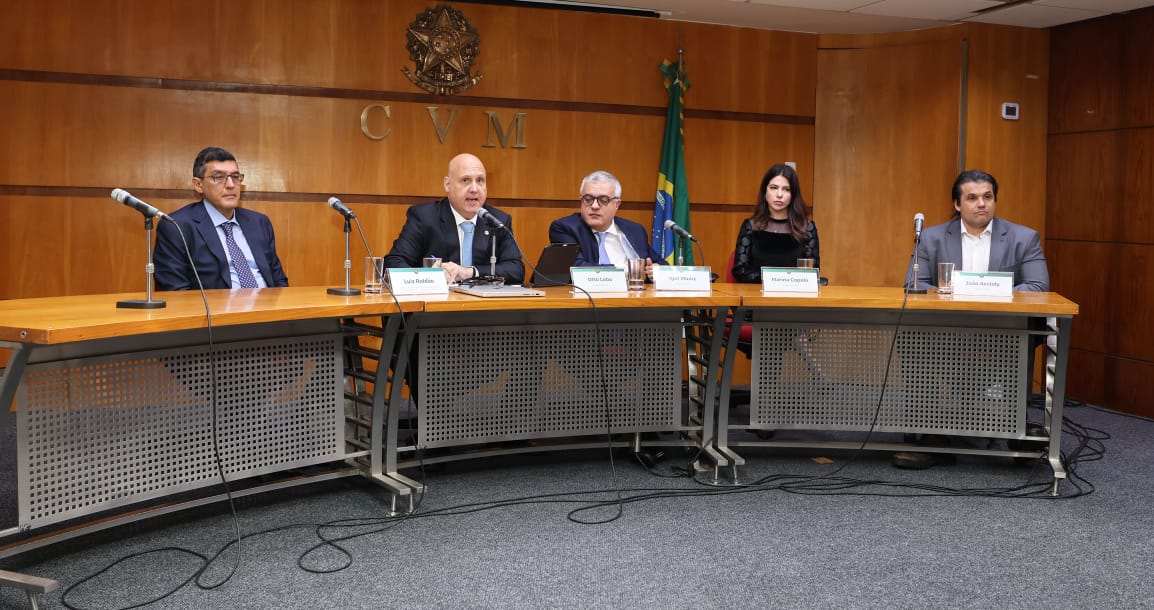 Na mesa, o desembargador Luiz Roldão com o presidente CVM Otto Lobo, o diretor Igor Muniz, a diretora Marina Copola e João Accioly