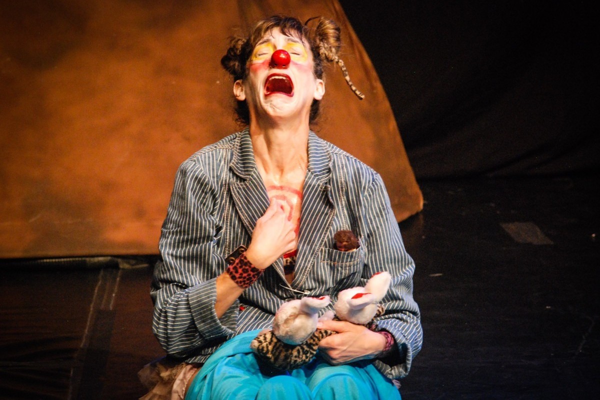 O N&atilde;o-Lugar de &Aacute;gada Tchainik: riso e afeto no Lume Teatro
