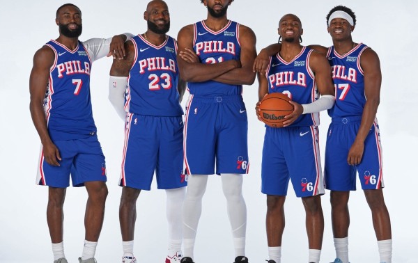 LeBron James &eacute; apresentado oficialmente pelo Philadelphia 76ers