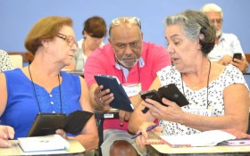 BRASILIANAS | IBGE mostra que no DF 88,3% das pessoas com 60 anos ou mais usaram a internet em 2025