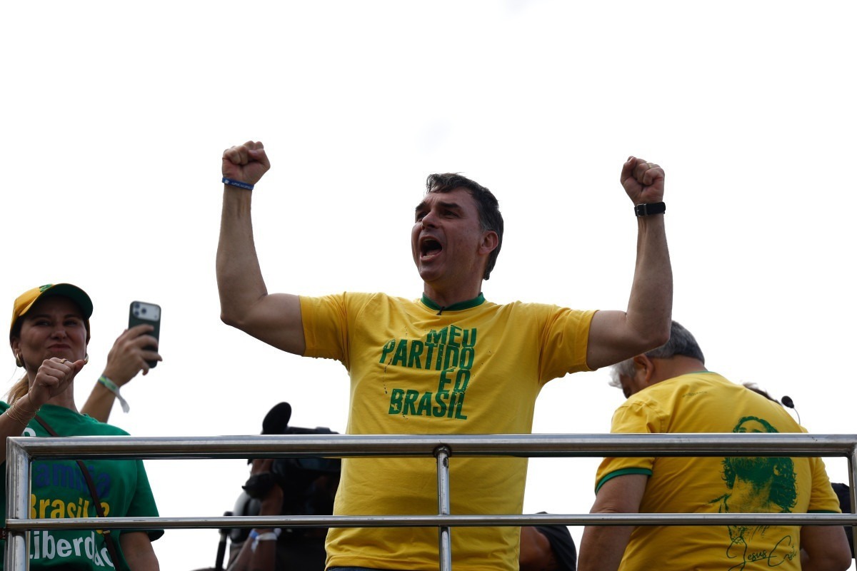 Centr&atilde;o avan&ccedil;a sobre palanque de Fl&aacute;vio e amplia press&atilde;o sobre Lula no segundo turno