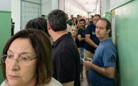 Primeiro turno mobiliza 10 mil mes&aacute;rios; eleitor enfrenta filas e chuva
