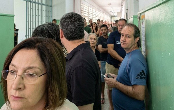 Primeiro turno mobiliza 10 mil mes&aacute;rios; eleitor enfrenta filas e chuva
