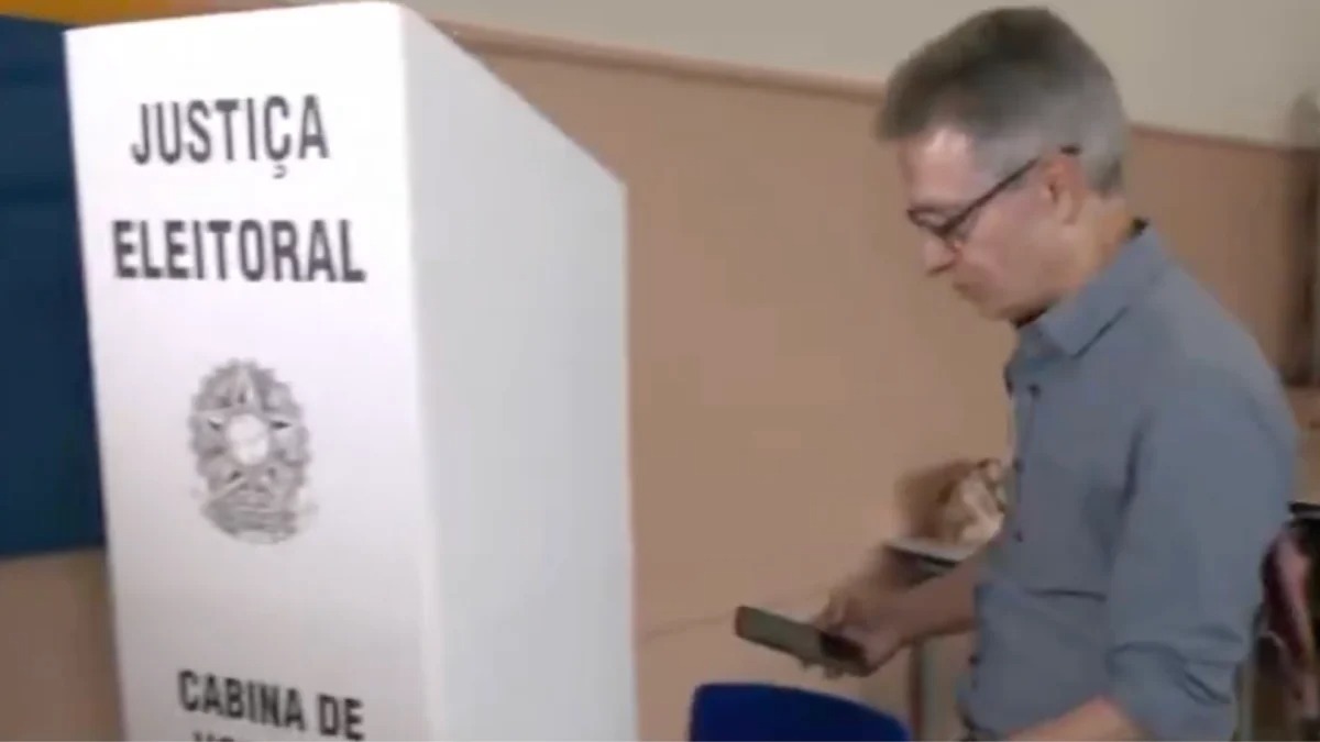 MPE aciona Justi&ccedil;a Eleitoral ap&oacute;s Zema entrar com celular na cabine de vota&ccedil;&atilde;o
