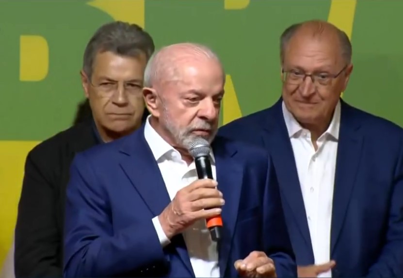 Lula diz que vai buscar votos para segundo turno contra Fl&aacute;vio