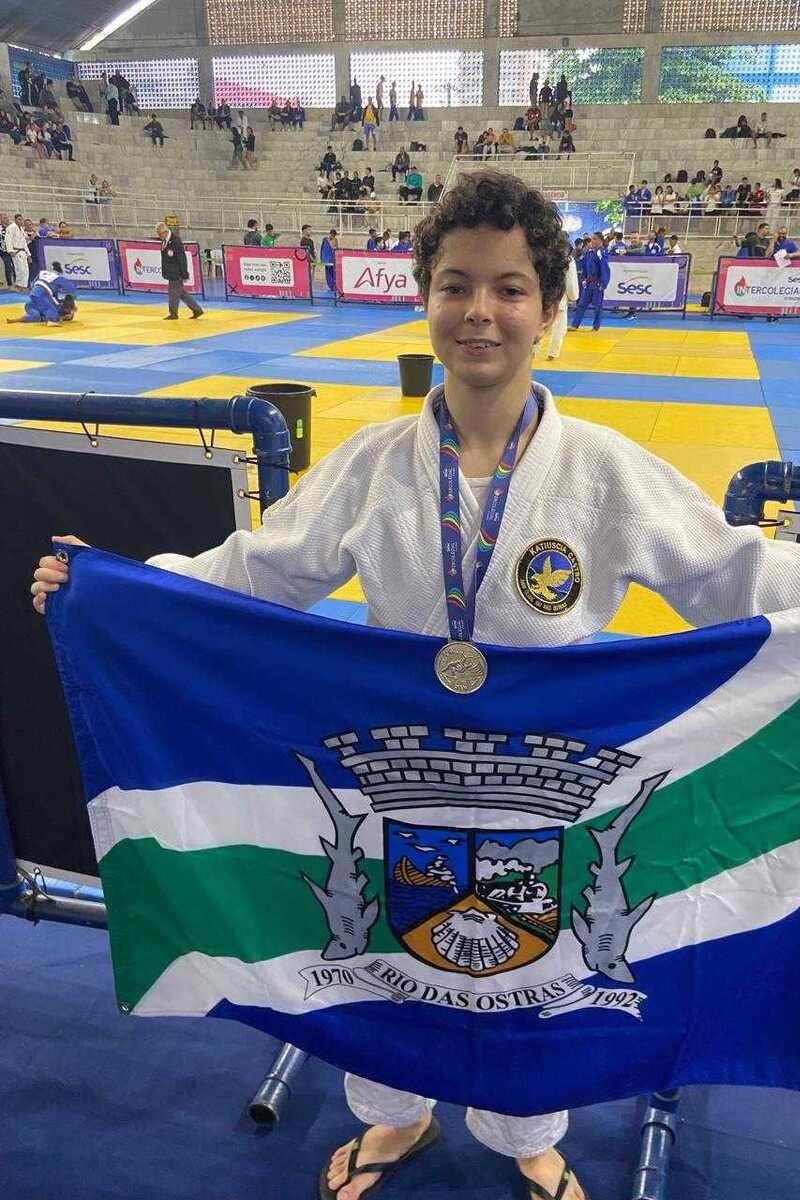 Judoca de Rio das Ostras leva
t&iacute;tulo em competi&ccedil;&atilde;o estudantil
