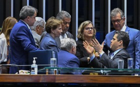 Vit&oacute;ria da direita ajuda PEC do 6 x 1