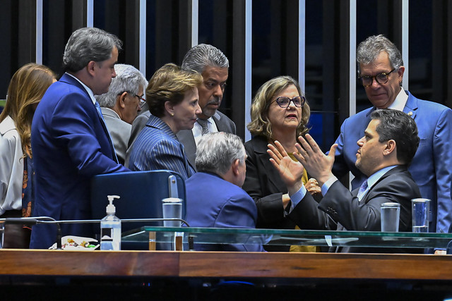 Vit&oacute;ria da direita ajuda PEC do 6 x 1