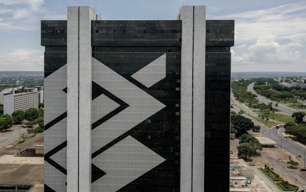 Brasil cresce, mas juros altos podem frear empresas