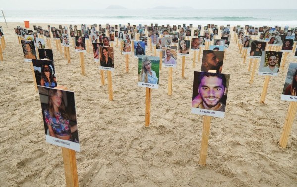 Ato na Praia de Ipanema relembra tr&ecirc;s anos de ataque do Hamas em Israel que matou 397 pessoas em festival de m&uacute;sica eletr&ocirc;nica