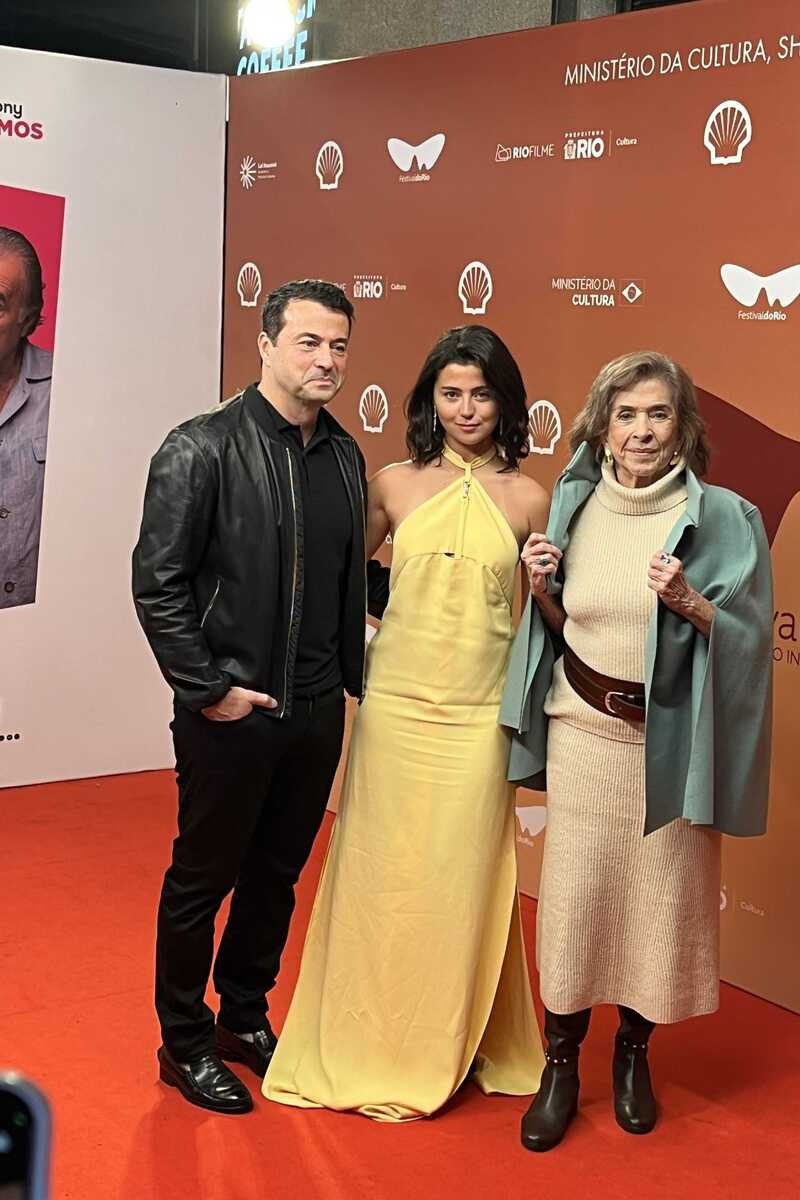 Valentina Daniel, atriz do filme, levou a avó, Betty Faria, para a pré no Odeon