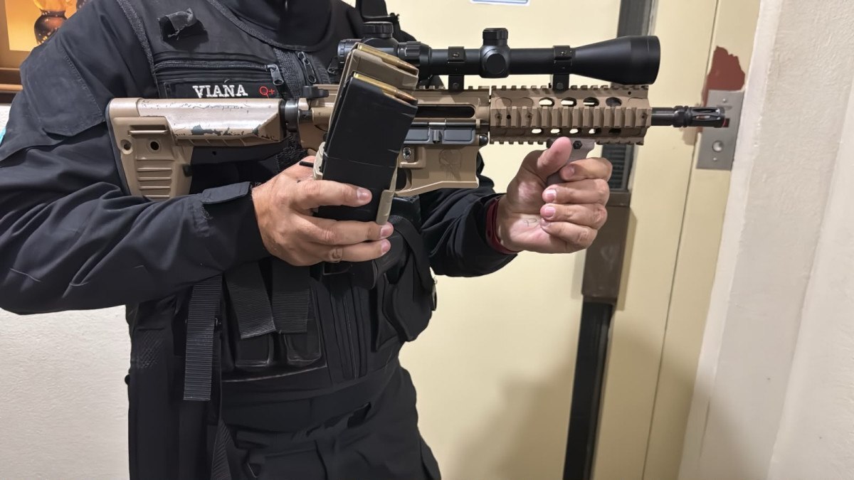 Fuzil apreendido durante operação contra policiais e ex-policiais que vazavam informações e vendiam armas para o traficante Peixão, do Complexo de Israel