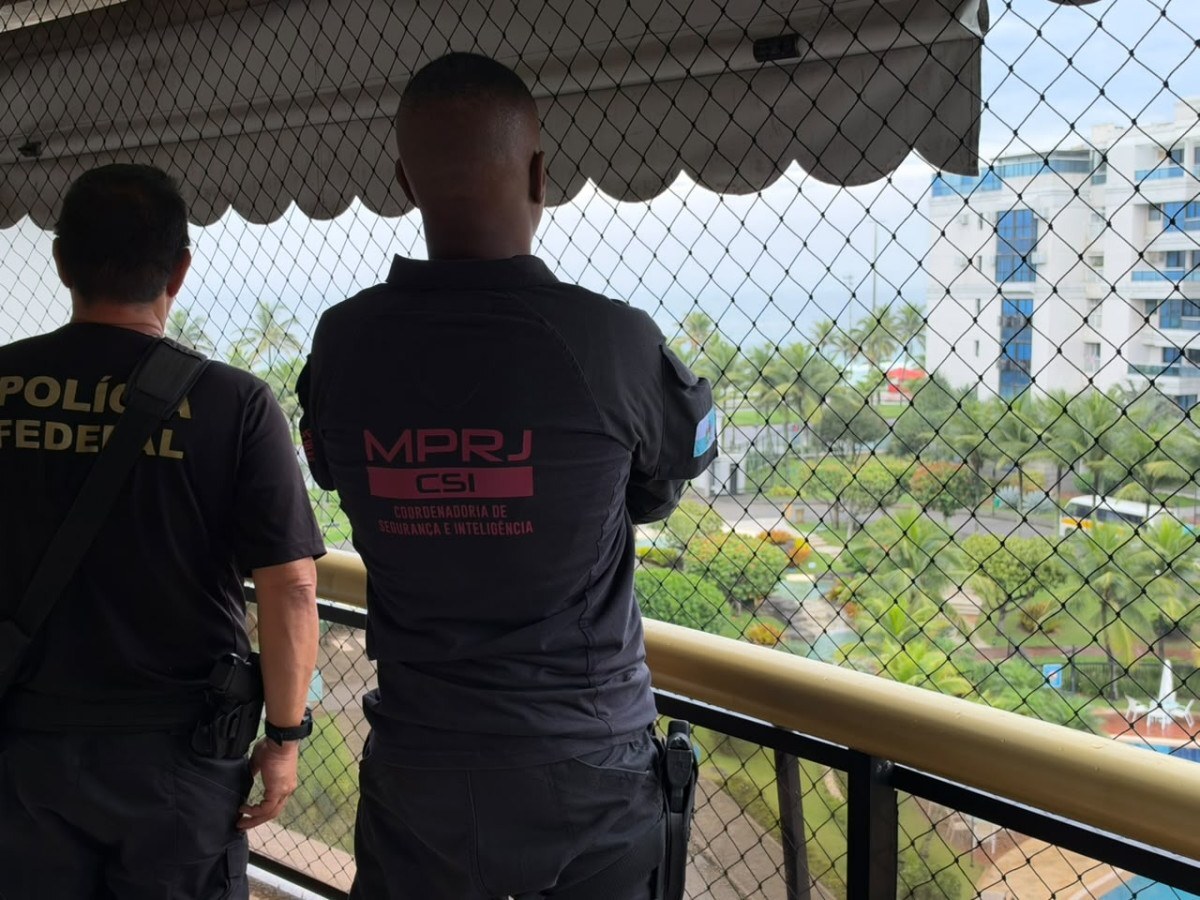 PF e MP fizeram operação contra quadrilha de policiais que vazam informações e vendiam armas para Peixão, do Complexo de Israel