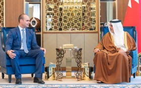Eduardo Bolsonaro se re&uacute;ne com pr&iacute;ncipe herdeiro do Bahrein no Pal&aacute;cio Real