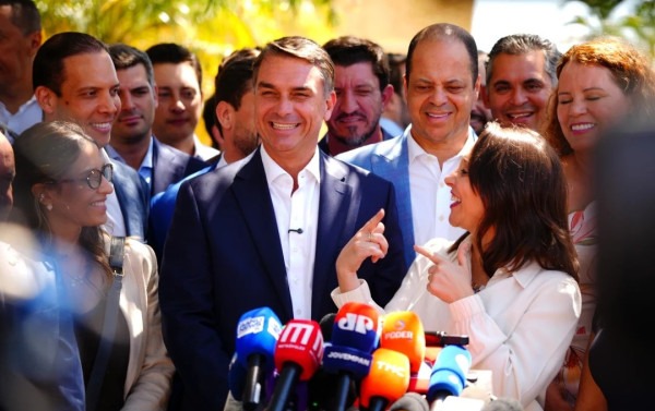 Fl&aacute;vio amplia alian&ccedil;as e busca transformar apoios em votos
