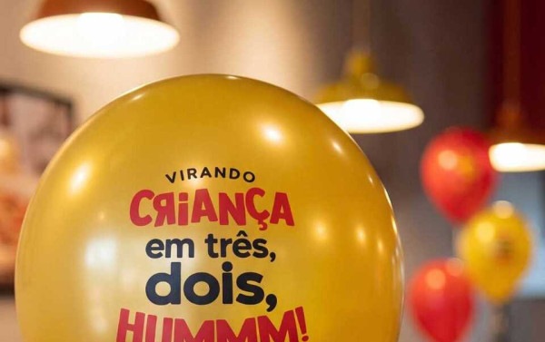 Pizzaria convida fam&iacute;lia a virar crian&ccedil;a em outubro