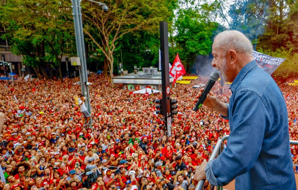 Lula re&uacute;ne aliados e apoiadores em ato na Avenida Paulista