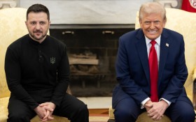 Zelenski se diz tra&iacute;do por acordo Trump-Putin