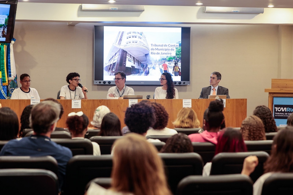Vereadores juvenis visitam o Tribunal de Contas do Rio