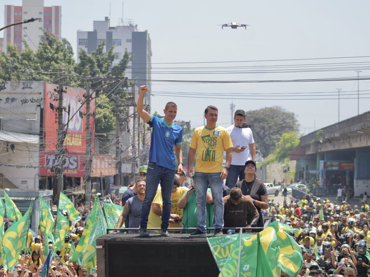 Fl&aacute;vio Bolsonaro faz carreata com Douglas Ruas em S&atilde;o Gon&ccedil;alo