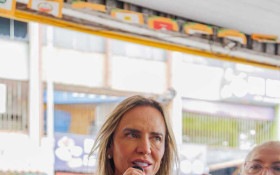 Celina anuncia obras e Grass inaugura casas de campanha