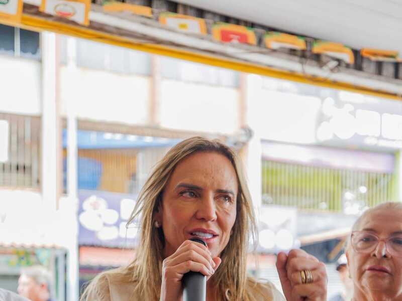 Celina anuncia obras e Grass inaugura casas de campanha