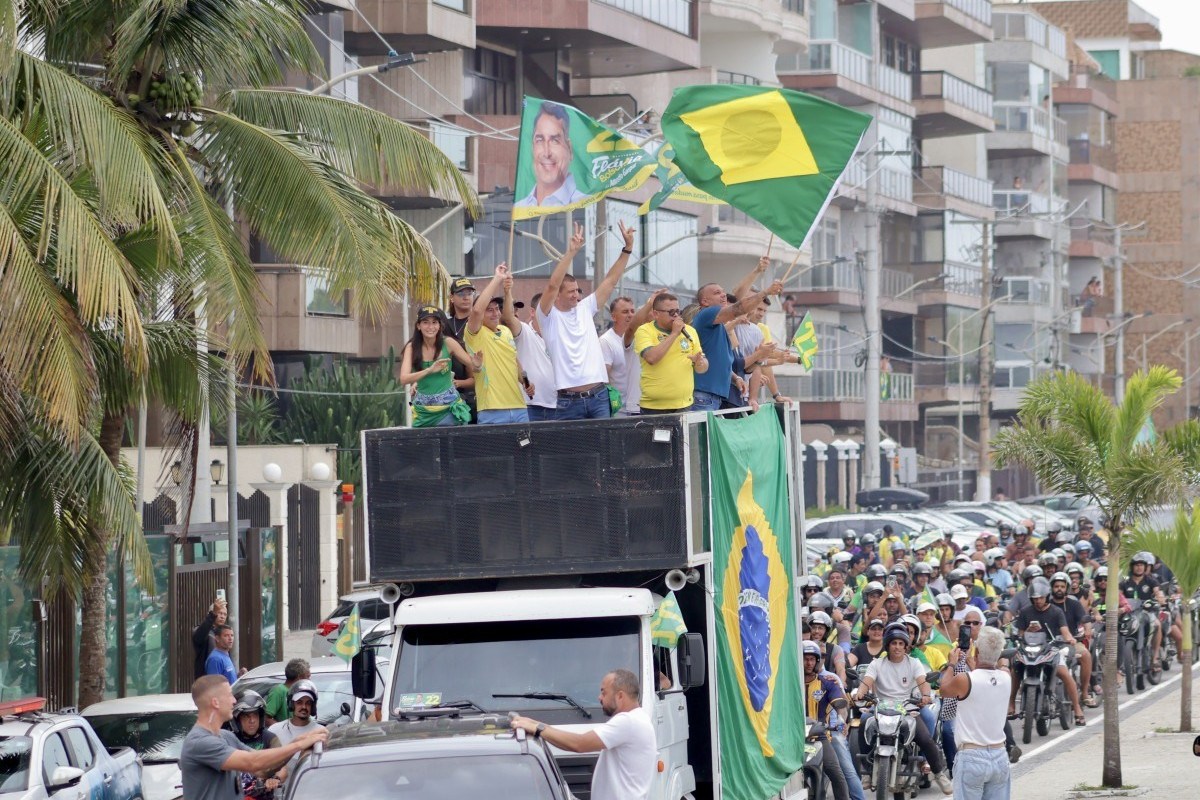 RJ: Fl&aacute;vio Bolsonaro faz carreatas na Regi&atilde;o dos Lagos com Douglas