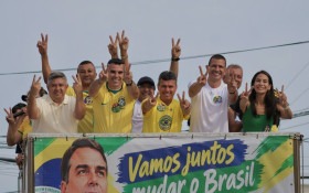 Fl&aacute;vio Bolsonaro faz carreatas na Regi&atilde;o dos Lagos com Douglas
