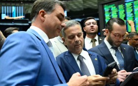 Fl&aacute;vio Bolsonaro confronta posi&ccedil;&atilde;o de Lula e apoia redu&ccedil;&atilde;o da maioridade penal na PEC da Seguran&ccedil;a