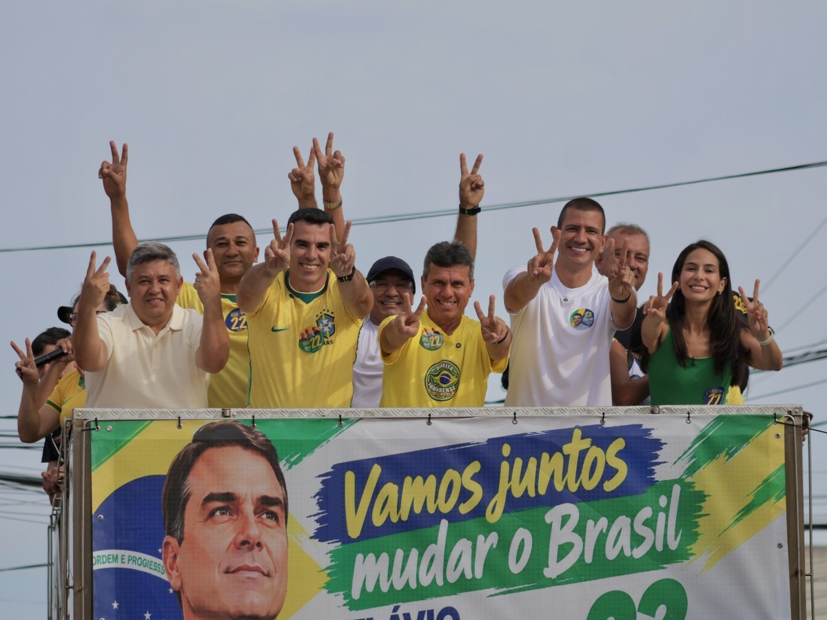 Fl&aacute;vio Bolsonaro faz carreatas na Regi&atilde;o dos Lagos com Douglas