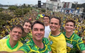 Fl&aacute;vio Bolsonaro arrasta milhares de apoiadores em Vit&oacute;ria e Salvador