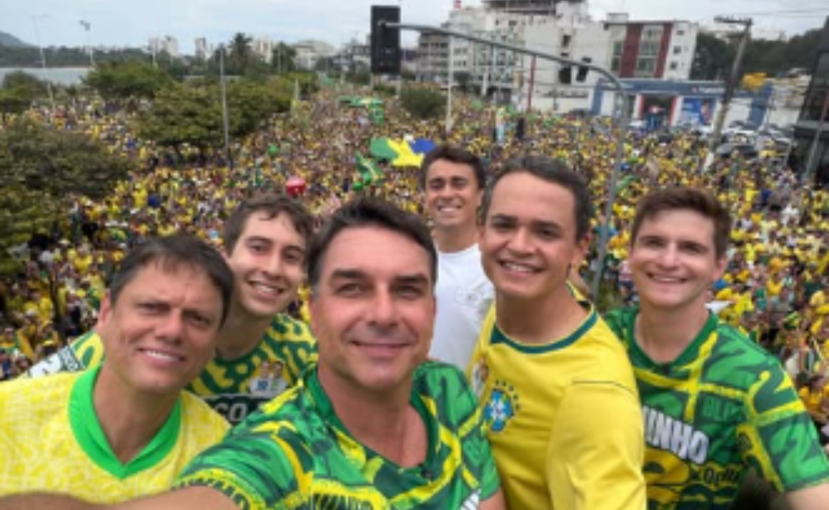 Fl&aacute;vio Bolsonaro arrasta milhares de apoiadores em Vit&oacute;ria e Salvador