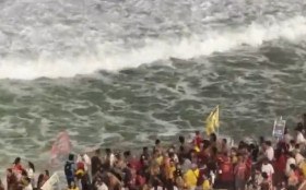 Ato pr&oacute;-Lula re&uacute;ne milhares no Rio com Caetano, Djavan e Chico Buarque; apoiadores tamb&eacute;m estavam dentro do mar de Copacabana
