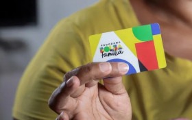 Bolsa Fam&iacute;lia &eacute; cabo de guerra entre campanhas de Fl&aacute;vio e Lula