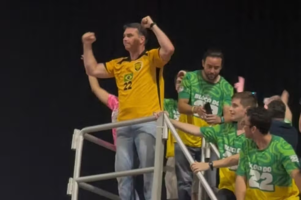 Fl&aacute;vio Bolsonaro promete combater queimadas na Amaz&ocirc;nia