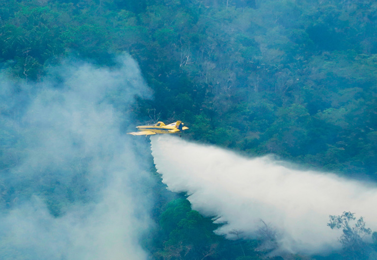 Combate ao fogo no Amazonas soma 390 horas de voo a&eacute;reo