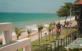 Vilarejo Praia Resort, de Rio das Ostras, inaugura espa&ccedil;o de aventuras radicais para crian&ccedil;as e jovens