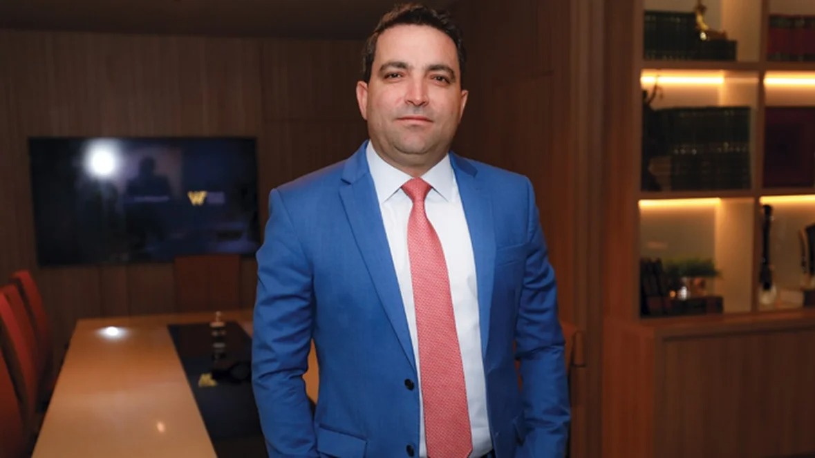 Aliado de Fl&aacute;vio Bolsonaro admitiu ser s&oacute;cio de empresa da Loterj ap&oacute;s negar liga&ccedil;&atilde;o, revela e-mail
