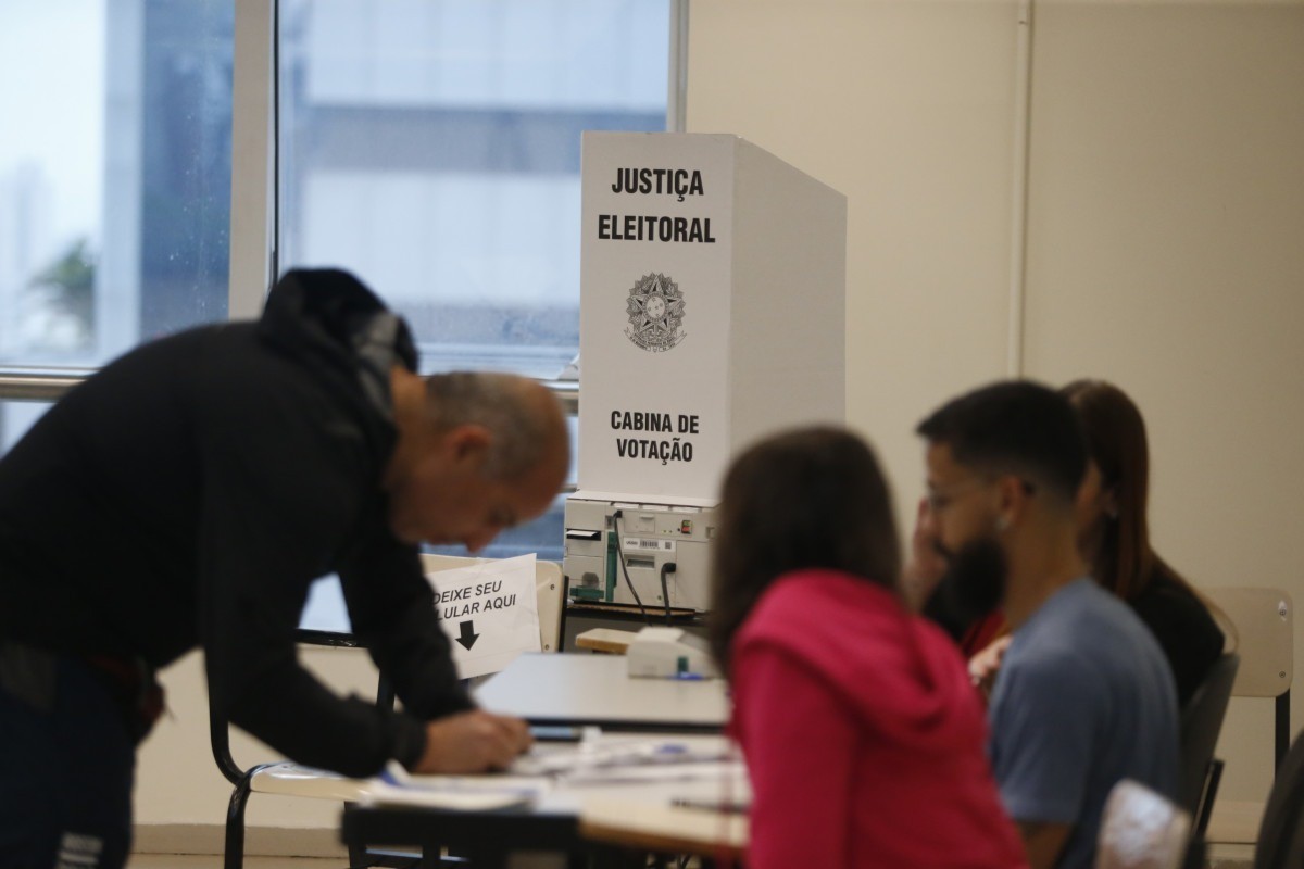 Absten&ccedil;&atilde;o cai no estado do Rio e 217 mil eleitores a mais votam no segundo turno