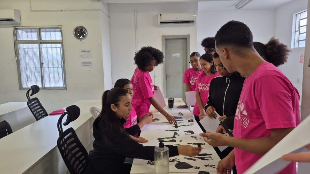 Oficina Maker leva tecnologia e arte a escola em Manguinhos