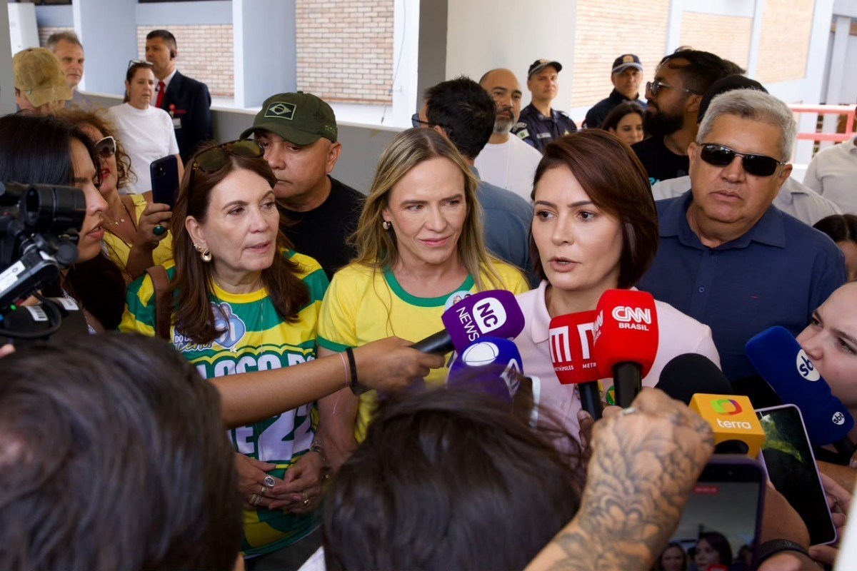 Michelle vota, diz que Bolsonaro est&aacute; ansioso e espera vit&oacute;ria de Fl&aacute;vio: "Aposentar o retrocesso"