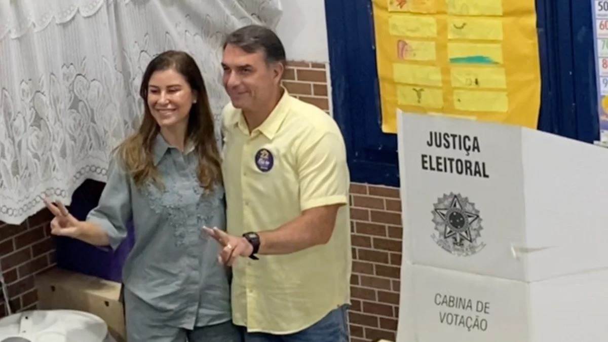 Fl&aacute;vio Bolsonaro vota no Rio, critica governo Lula e afirma: "Chegou a hora da mudan&ccedil;a de verdade"