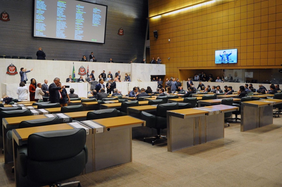 PEC prev&ecirc; regulariza&ccedil;&atilde;o de im&oacute;veis p&uacute;blicos mediante doa&ccedil;&atilde;o a igrejas em SP