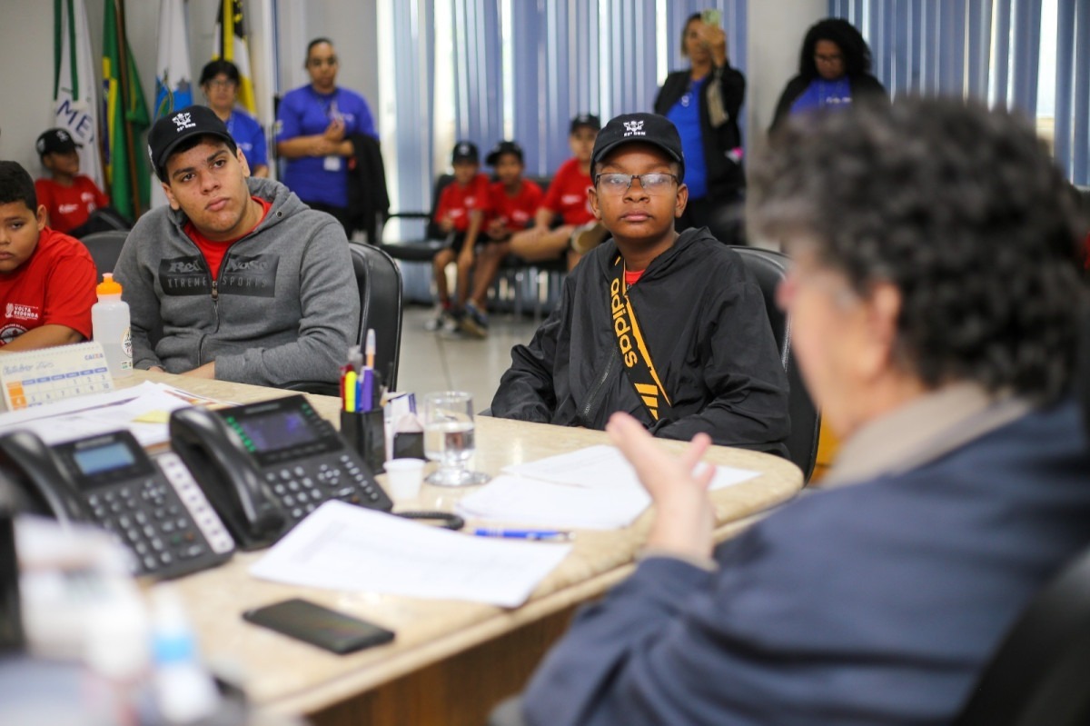 Bombeiros mirins trocam quartel pelo gabinete do prefeito